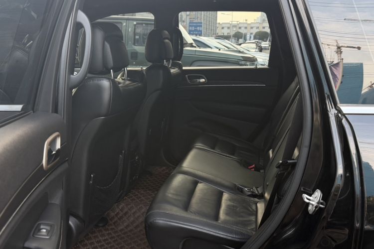 Used Jeep Grand Cherokee 2016 3.0L Comfort Navigation Edition Interior 7