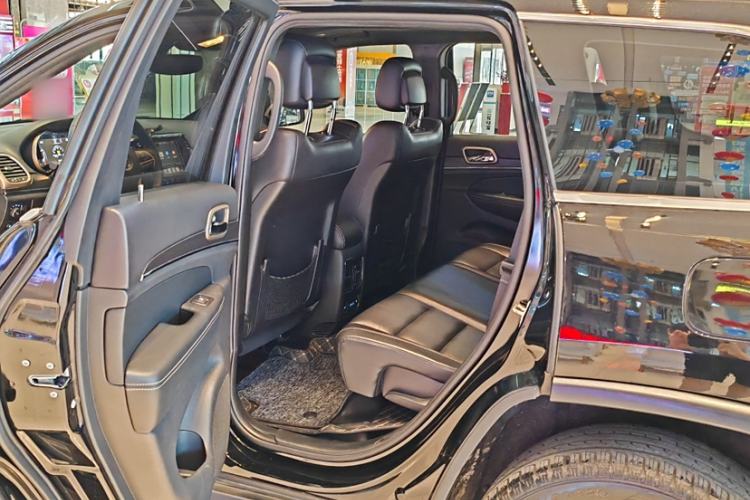 Used Jeep Grand Cherokee 2016 3.0L Comfort Navigation Edition Interior 8