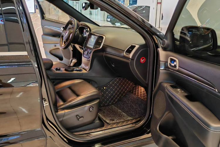 Used Jeep Grand Cherokee 2016 3.0L Comfort Navigation Edition Interior 9