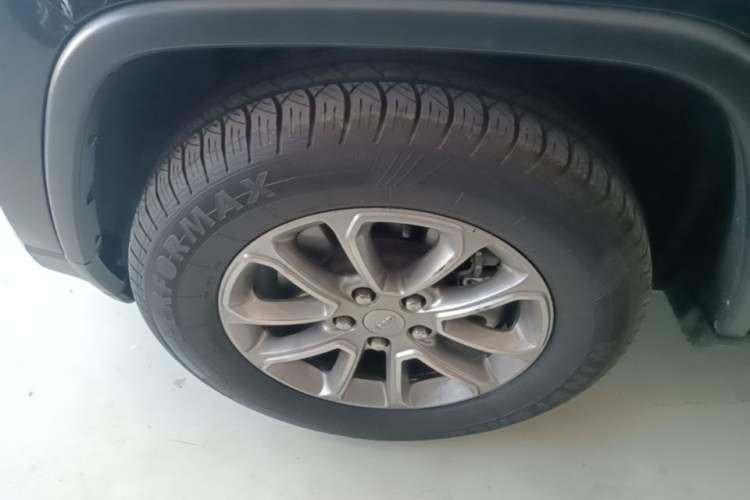 Used Jeep Grand Cherokee 2016 3.0L Comfort Navigation Edition Left Front Wheel Hub