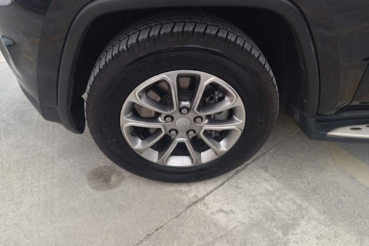 Used Jeep Grand Cherokee 2016 3.0L Comfort Navigation Edition Left Front Wheel Hub