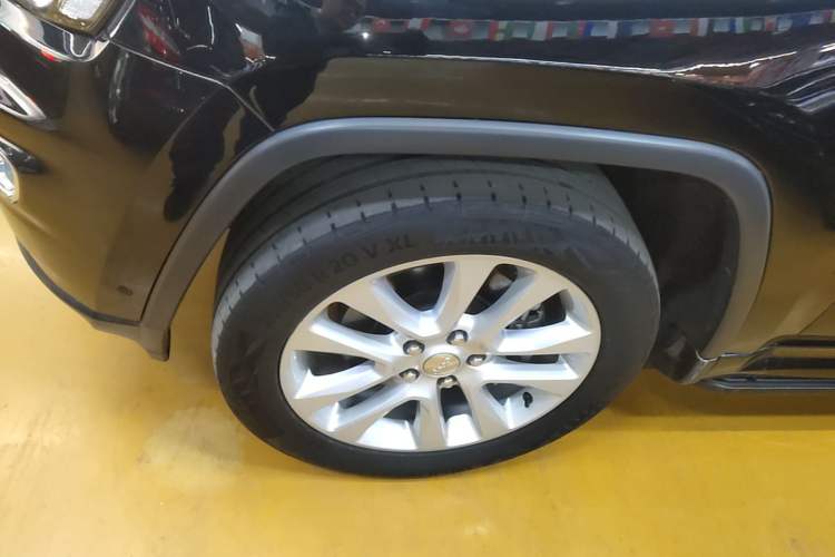 Used Jeep Grand Cherokee 2016 3.0L Comfort Navigation Edition Left Front Wheel Hub