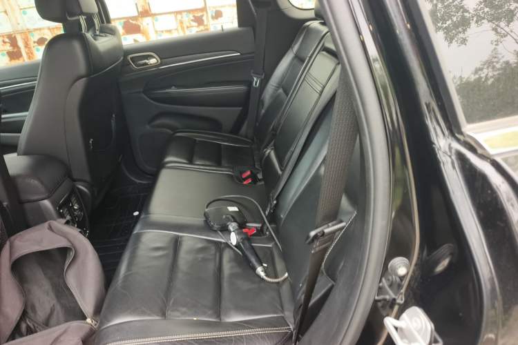 Used Jeep Grand Cherokee 2016 3.0L Comfort Navigation Edition Left Rear Seat