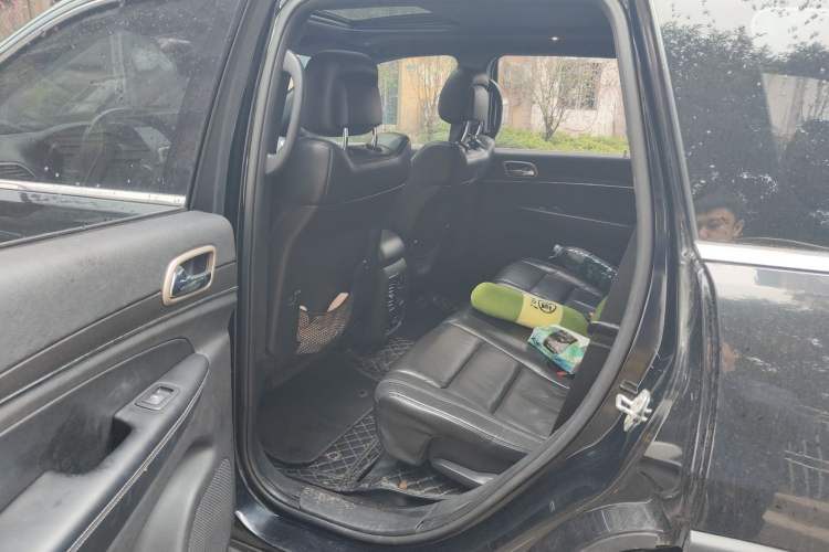 Used Jeep Grand Cherokee 2016 3.0L Comfort Navigation Edition Left Rear Seat