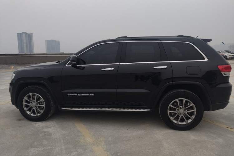 Used Jeep Grand Cherokee 2016 3.0L Comfort Navigation Edition Left Side