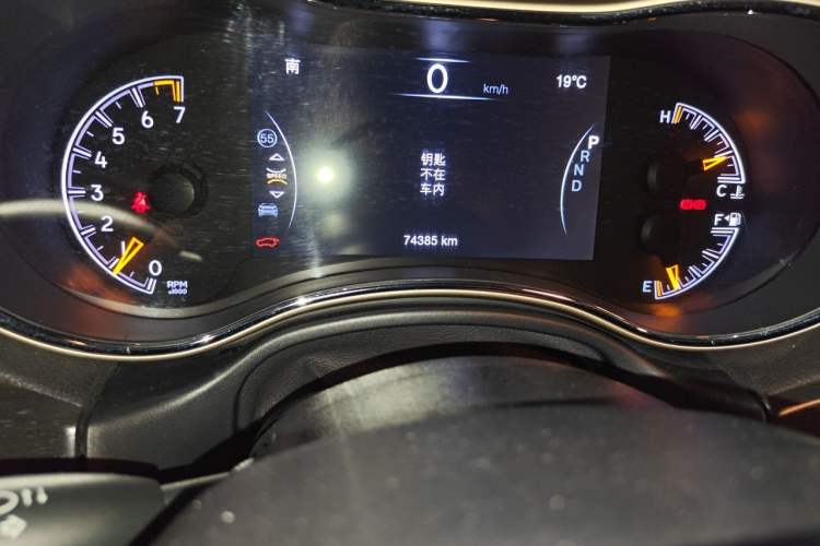 Used Jeep Grand Cherokee 2016 3.0L Comfort Navigation Edition Odometer Close Up