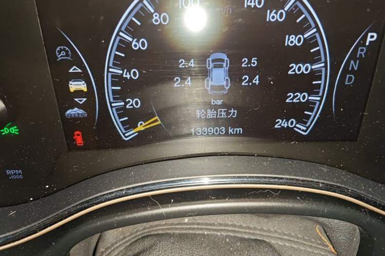 Used Jeep Grand Cherokee 2016 3.0L Elite Navigation Edition Odometer Close Up