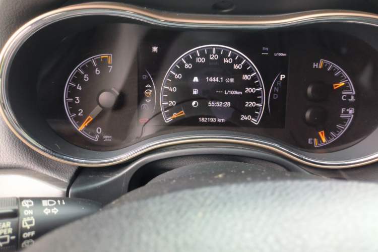 Used Jeep Grand Cherokee 2016 3.0L Elite Navigation Edition Odometer Close Up
