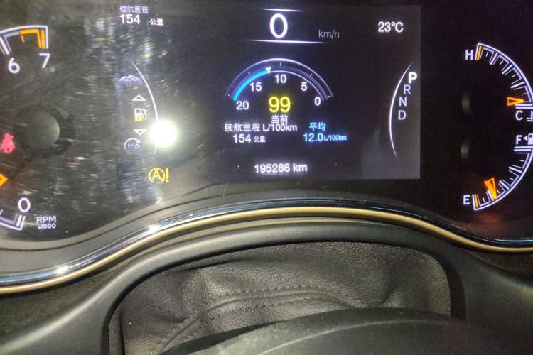 Used Jeep Grand Cherokee 2016 3.0L Elite Navigation Edition Odometer Close Up