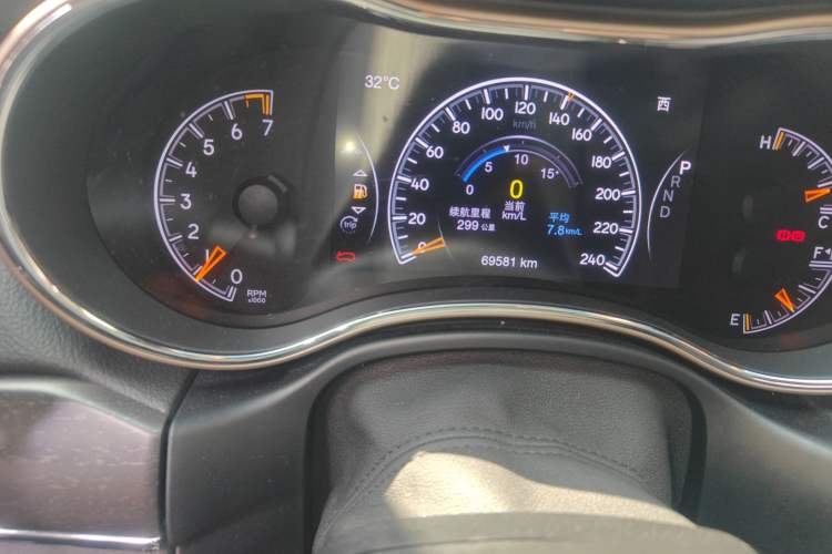 Used Jeep Grand Cherokee 2016 3.0L Comfort Navigation Edition Odometer Close Up