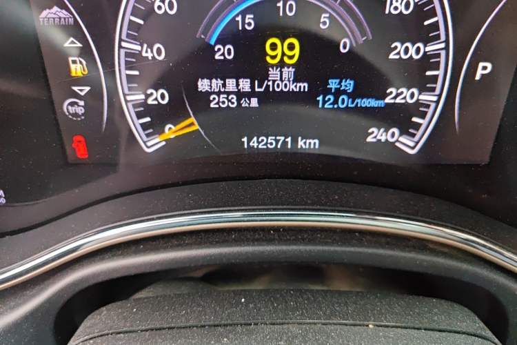 Used Jeep Grand Cherokee 2016 3.0L Elite Navigation Edition Odometer Close Up