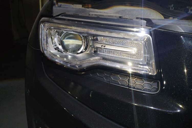 Used Jeep Grand Cherokee 2016 3.6L Luxury Navigation Edition Right Front Headlight