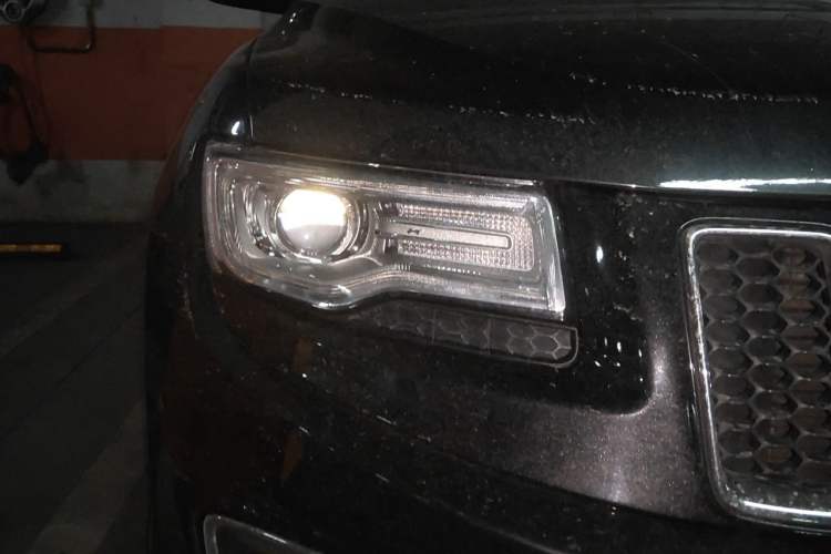 Used Jeep Grand Cherokee 2016 3.6L Luxury Navigation Edition Right Front Headlight