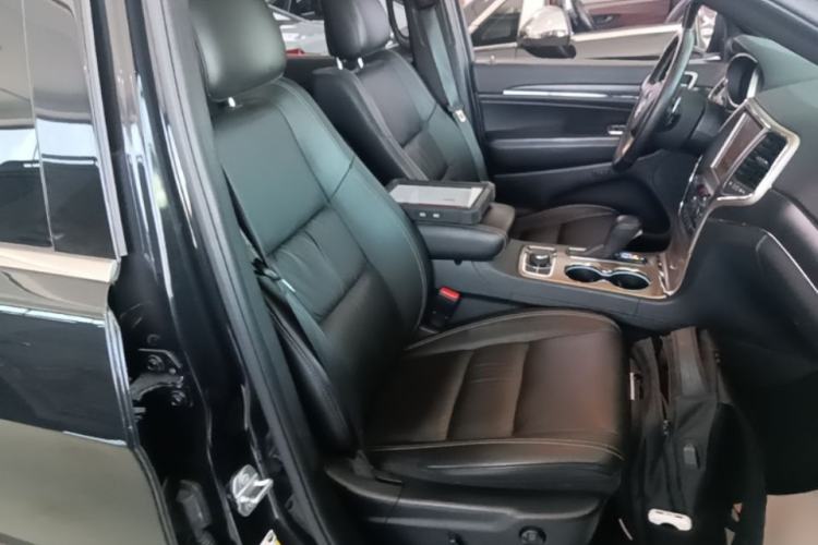 Used Jeep Grand Cherokee 2016 3.0L Comfort Navigation Edition Right Front Seat