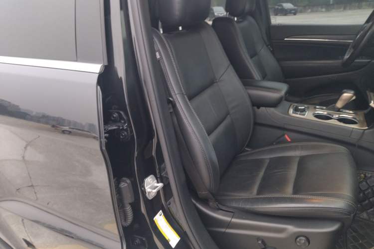 Used Jeep Grand Cherokee 2016 3.0L Comfort Navigation Edition Right Front Seat