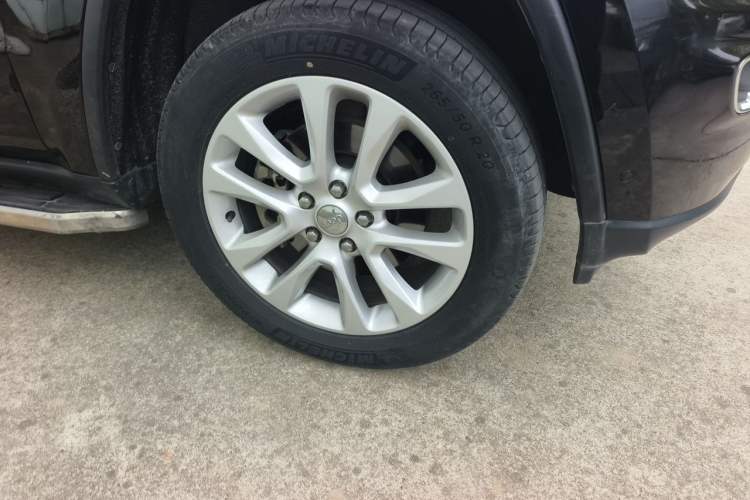 Used Jeep Grand Cherokee 2016 3.0L Comfort Navigation Edition Right Front Wheel Hub