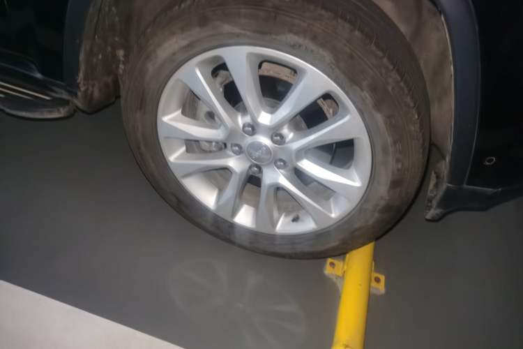 Used Jeep Grand Cherokee 2016 3.0L Comfort Navigation Edition Right Front Wheel Hub