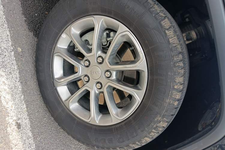 Used Jeep Grand Cherokee 2016 3.0L Elite Navigation Edition Right Front Wheel Hub
