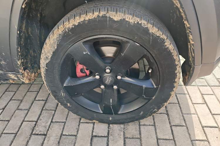 Used Jeep Grand Cherokee 2016 3.6L Luxury Navigation Edition Right Front Wheel Hub