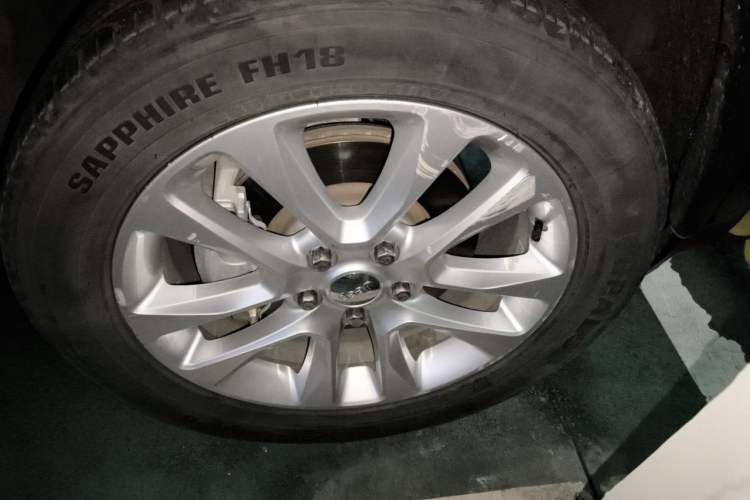 Used Jeep Grand Cherokee 2016 3.0L Comfort Navigation Edition Right Front Wheel Hub