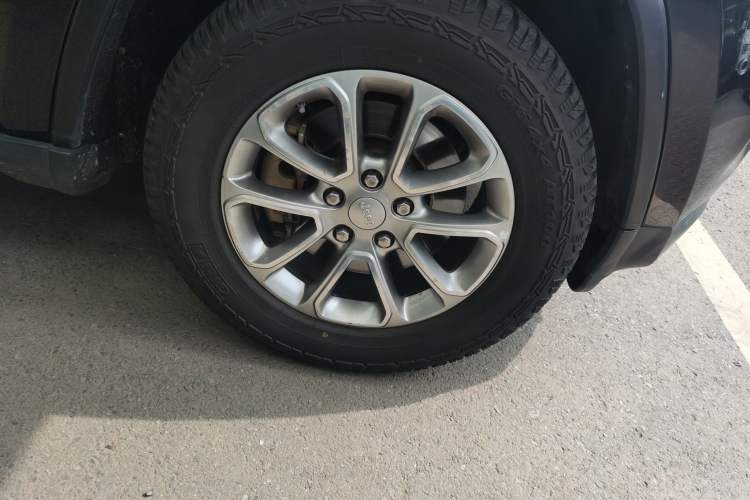 Used Jeep Grand Cherokee 2016 3.0L Comfort Navigation Edition Right Front Wheel Hub