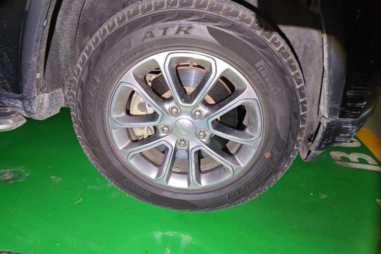 Used Jeep Grand Cherokee 2016 3.0L Elite Navigation Edition Right Front Wheel Hub