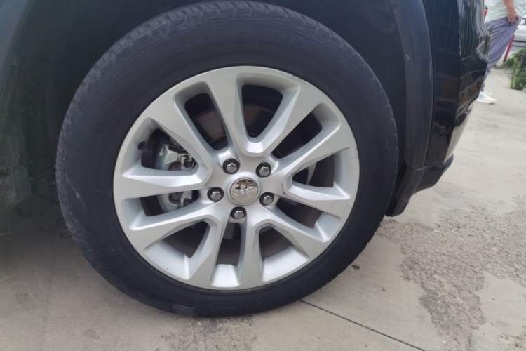 Used Jeep Grand Cherokee 2016 3.0L Comfort Navigation Edition Right Front Wheel Hub