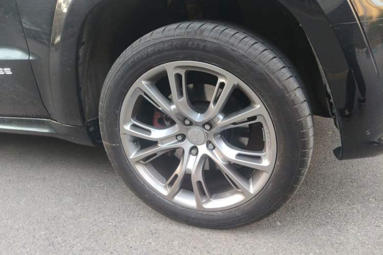 Used Jeep Grand Cherokee 2016 3.0L Elite Navigation Edition Right Front Wheel Hub
