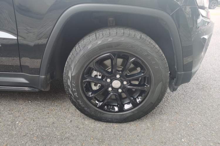 Used Jeep Grand Cherokee 2016 3.0L Comfort Navigation Edition Right Front Wheel Hub