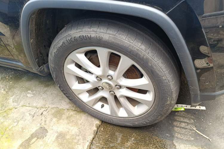 Used Jeep Grand Cherokee 2016 3.0L Comfort Navigation Edition Right Front Wheel Hub
