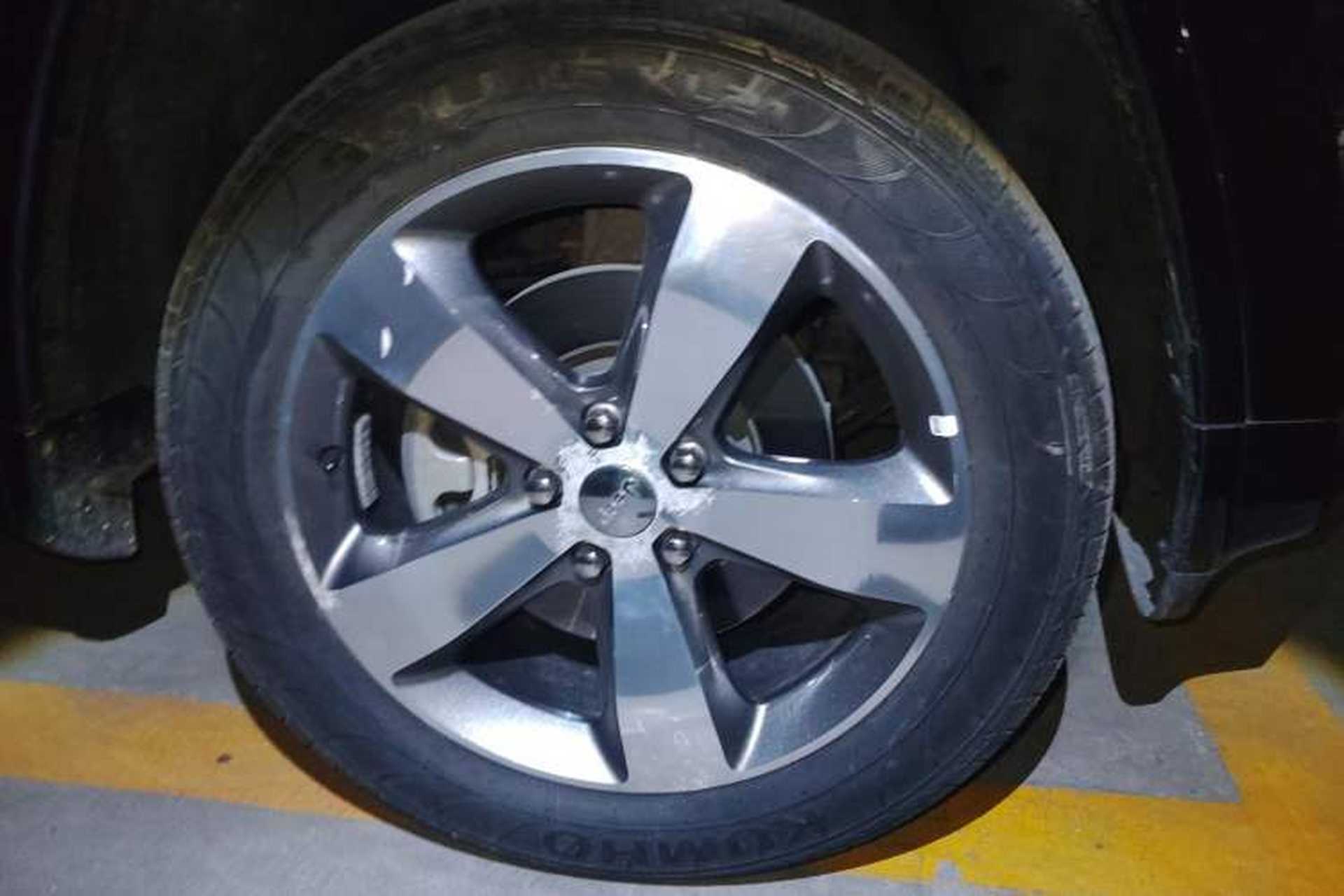Used Jeep Grand Cherokee 2016 3.6L Luxury Navigation Edition Right Front Wheel Hub