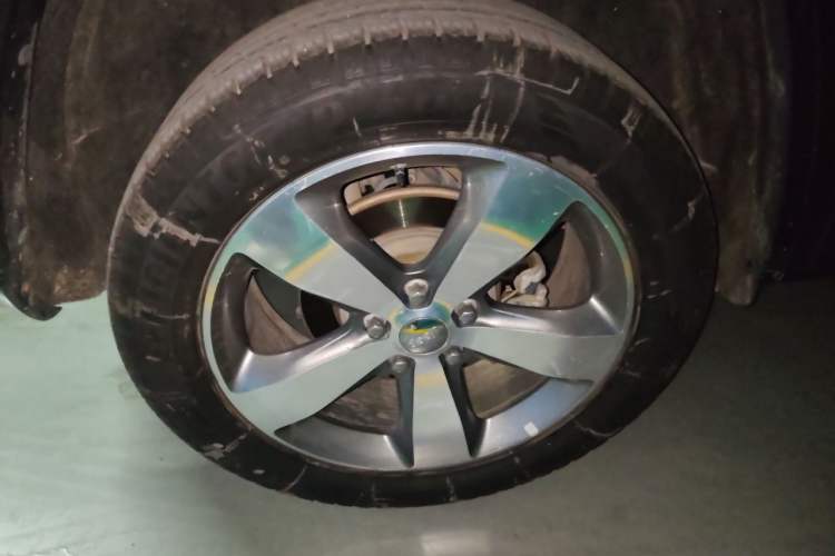 Used Jeep Grand Cherokee 2016 3.6L Luxury Navigation Edition Right Front Wheel Hub