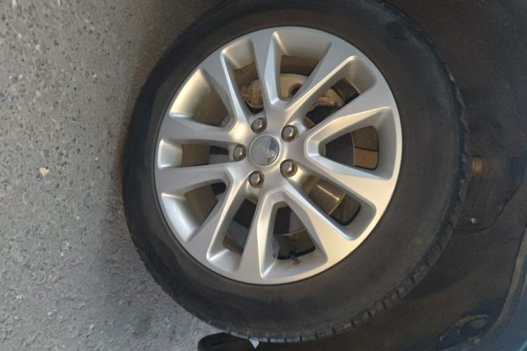 Used Jeep Grand Cherokee 2016 3.0L Comfort Navigation Edition Right Front Wheel Hub