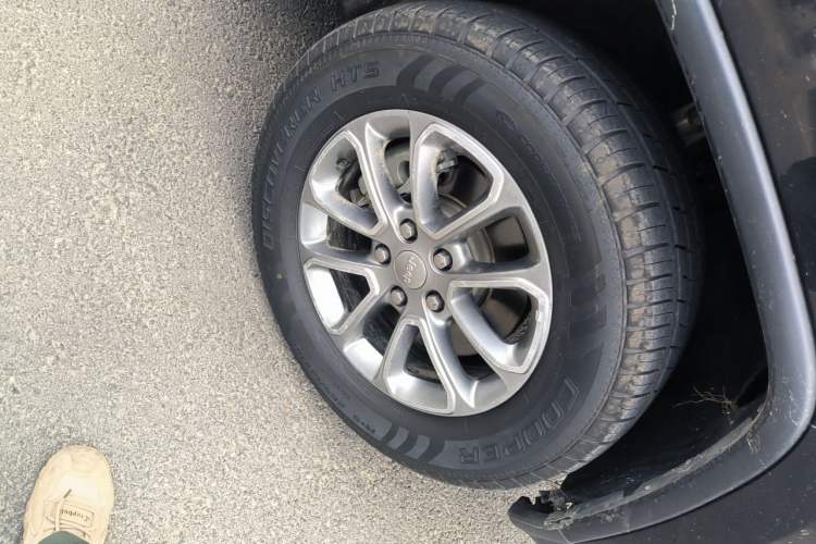 Used Jeep Grand Cherokee 2016 3.0L Elite Navigation Edition Right Front Wheel Hub