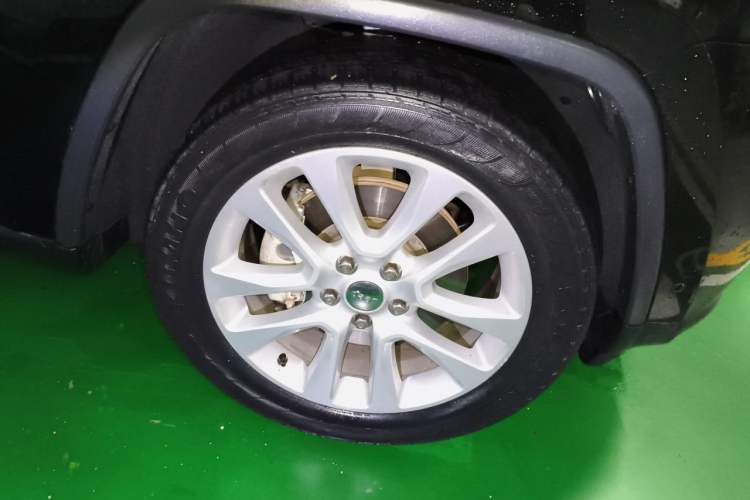 Used Jeep Grand Cherokee 2016 3.0L Elite Navigation Edition Right Front Wheel Hub