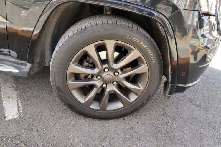 Used Jeep Grand Cherokee 2016 3.6L 75th Anniversary Tribute Edition Right Front Wheel Hub
