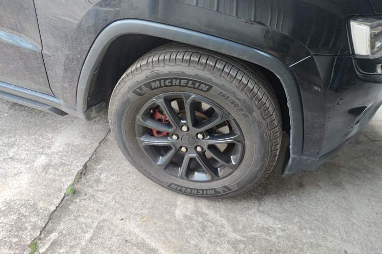 Used Jeep Grand Cherokee 2016 3.0L Comfort Navigation Edition Right Front Wheel Hub