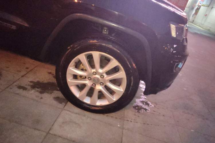Used Jeep Grand Cherokee 2016 3.0L Elite Navigation Edition Right Front Wheel Hub