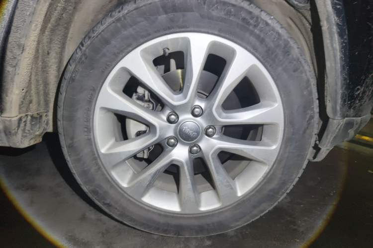 Used Jeep Grand Cherokee 2016 3.0L Comfort Navigation Edition Right Front Wheel Hub