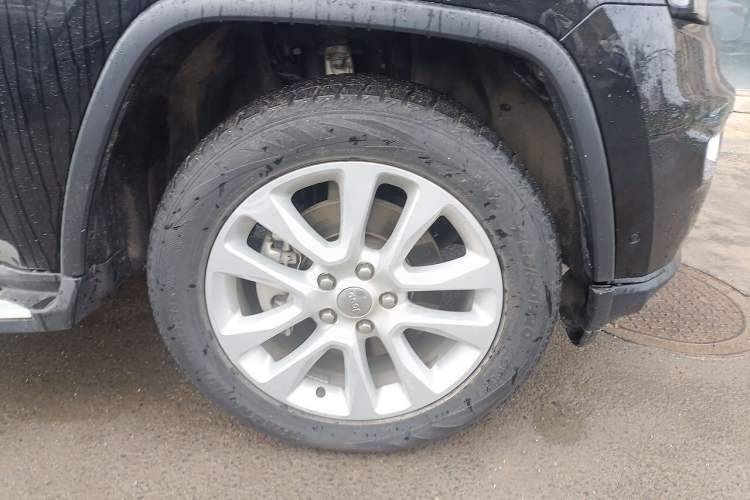 Used Jeep Grand Cherokee 2016 3.0L Comfort Navigation Edition Right Front Wheel Hub