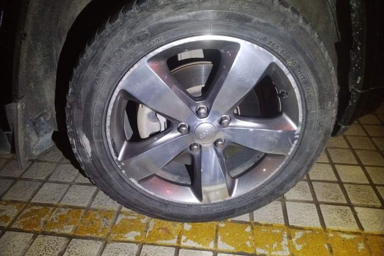 Used Jeep Grand Cherokee 2016 3.6L Luxury Navigation Edition Right Front Wheel Hub