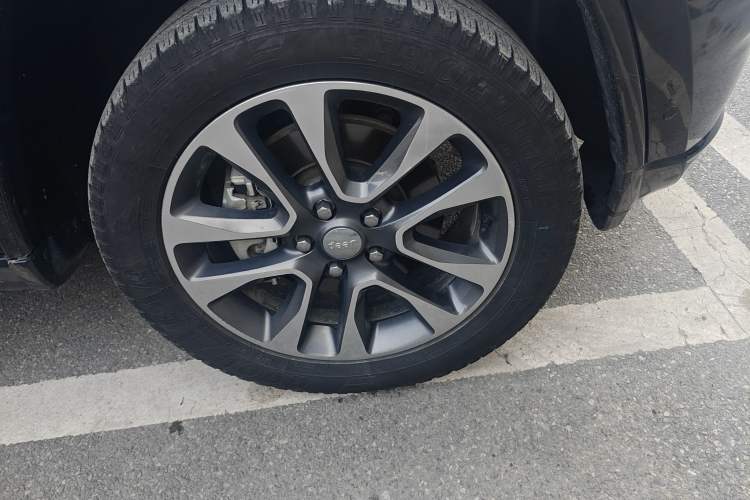 Used Jeep Grand Cherokee 2016 3.6L Elite Navigation Edition Right Front Wheel Hub