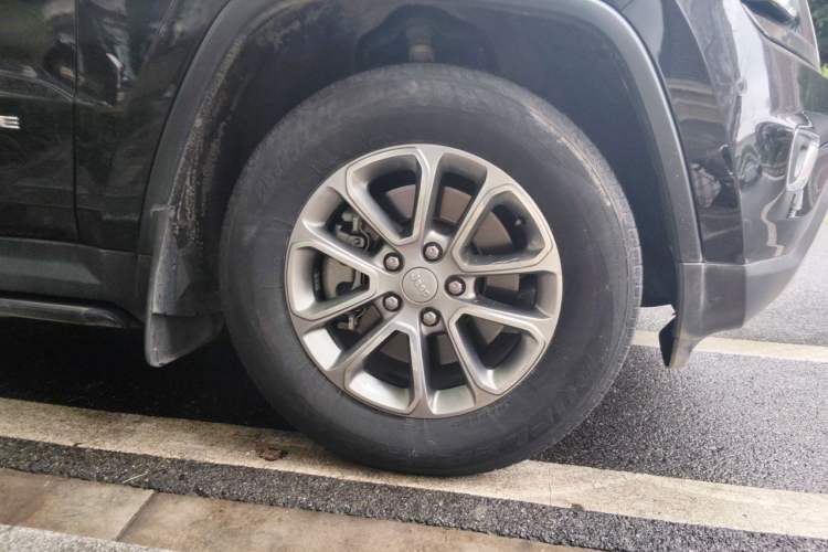 Used Jeep Grand Cherokee 2016 3.0L Comfort Navigation Edition Right Front Wheel Hub