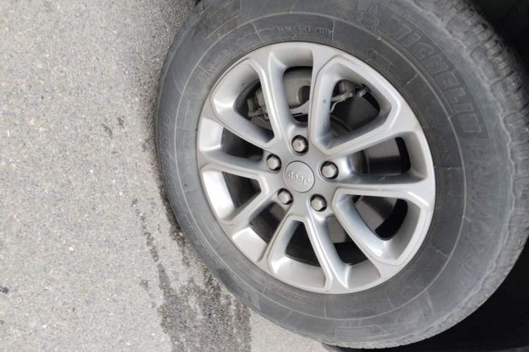 Used Jeep Grand Cherokee 2016 3.0L Elite Navigation Edition Right Front Wheel Hub