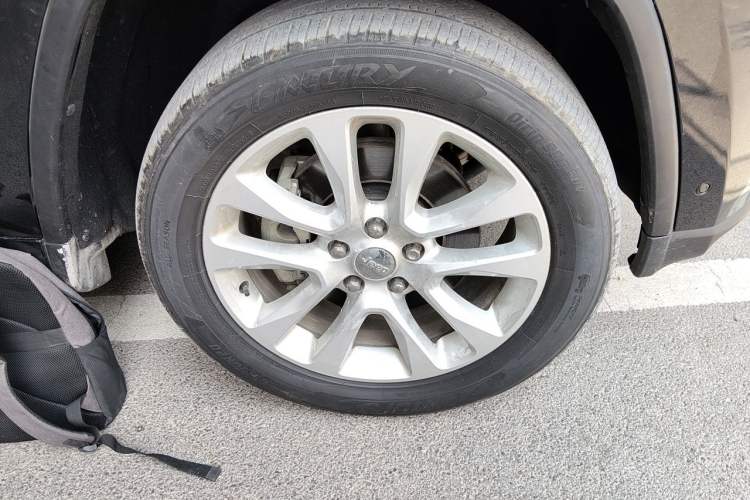 Used Jeep Grand Cherokee 2016 3.0L Comfort Navigation Edition Right Front Wheel Hub