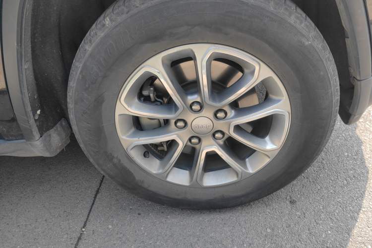 Used Jeep Grand Cherokee 2016 3.0L Comfort Navigation Edition Right Front Wheel Hub