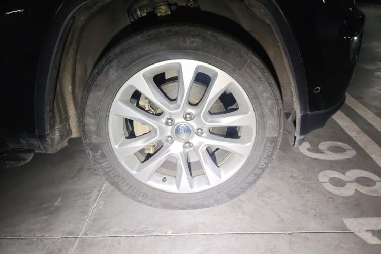 Used Jeep Grand Cherokee 2016 3.0L Comfort Navigation Edition Right Front Wheel Hub
