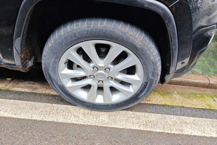 Used Jeep Grand Cherokee 2016 3.0L Comfort Navigation Edition Right Front Wheel Hub