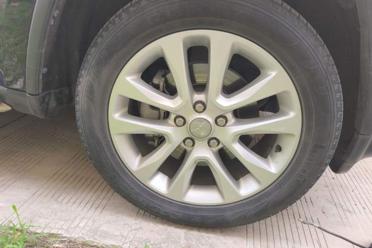 Used Jeep Grand Cherokee 2016 3.0L Comfort Navigation Edition Right Front Wheel Hub