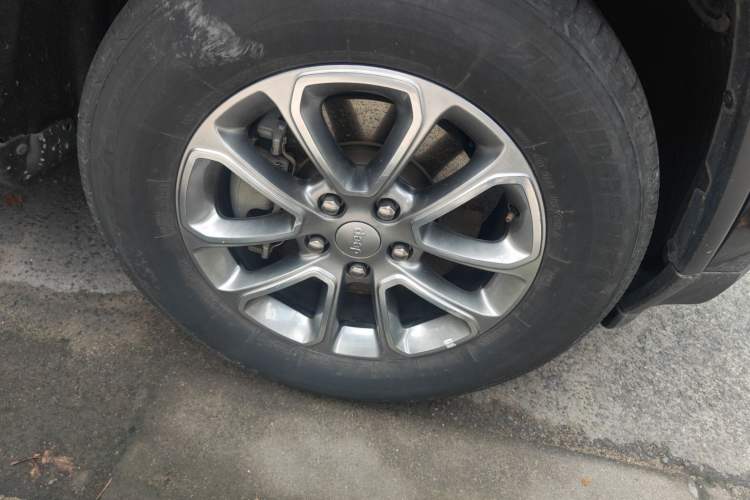Used Jeep Grand Cherokee 2016 3.0L Comfort Navigation Edition Right Front Wheel Hub